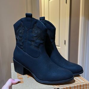 Black western cowboy boots
